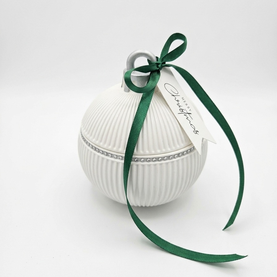 Sviečka Christmas Bauble Elegance - Biela / Zlatá / Zimné Kúzlo